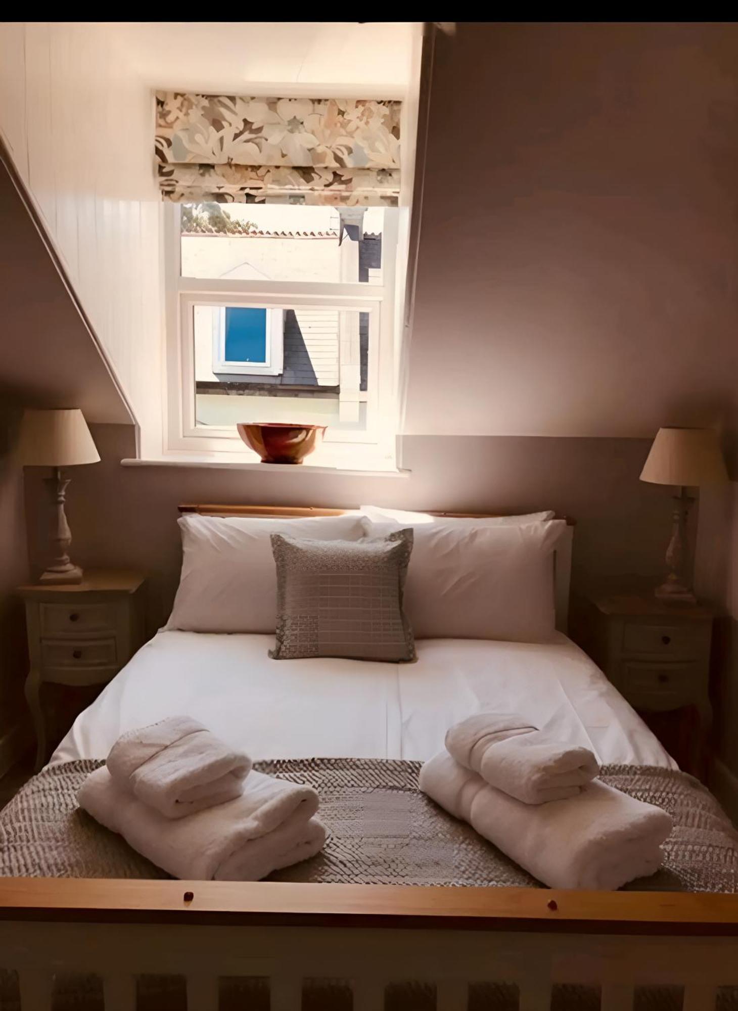 Stylish 1 Bed Flat On The - Mayflower Apartment *